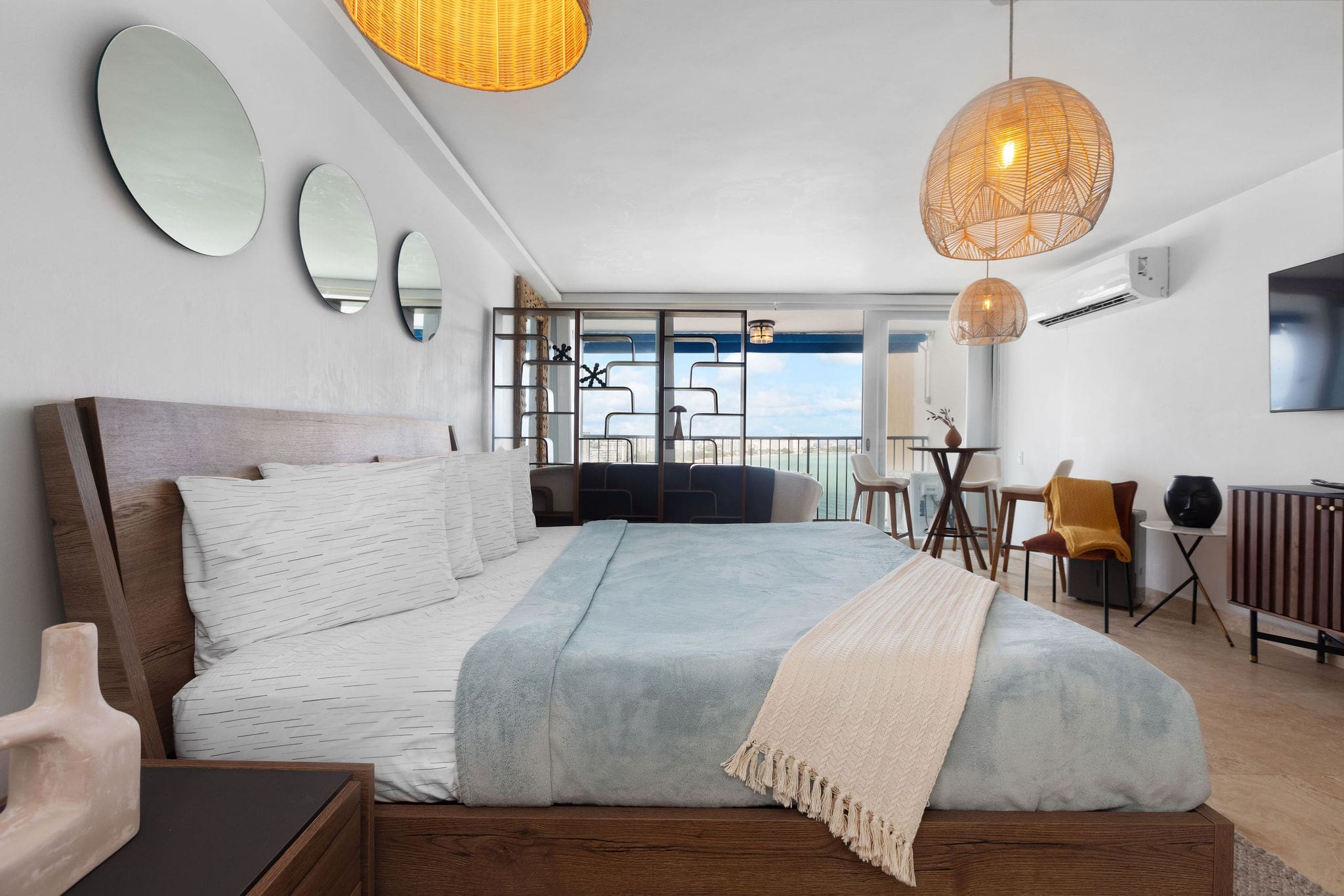Bedroom with oceanfront view in Isla Verde